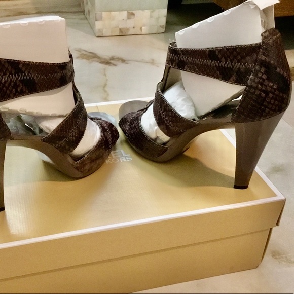 Michael Kors high heel shoe - Picture 2 of 4